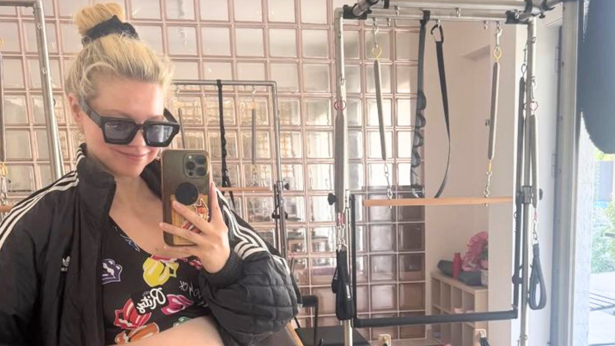 Λίλα Μπακλέση: Mirror selfie από το γυμναστήριο με φουσκωμένη κοιλίτσα και απίθανο χιούμορ