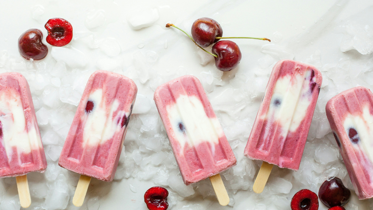 Viral frozen yogurt bites με φράουλα και σοκολάτα