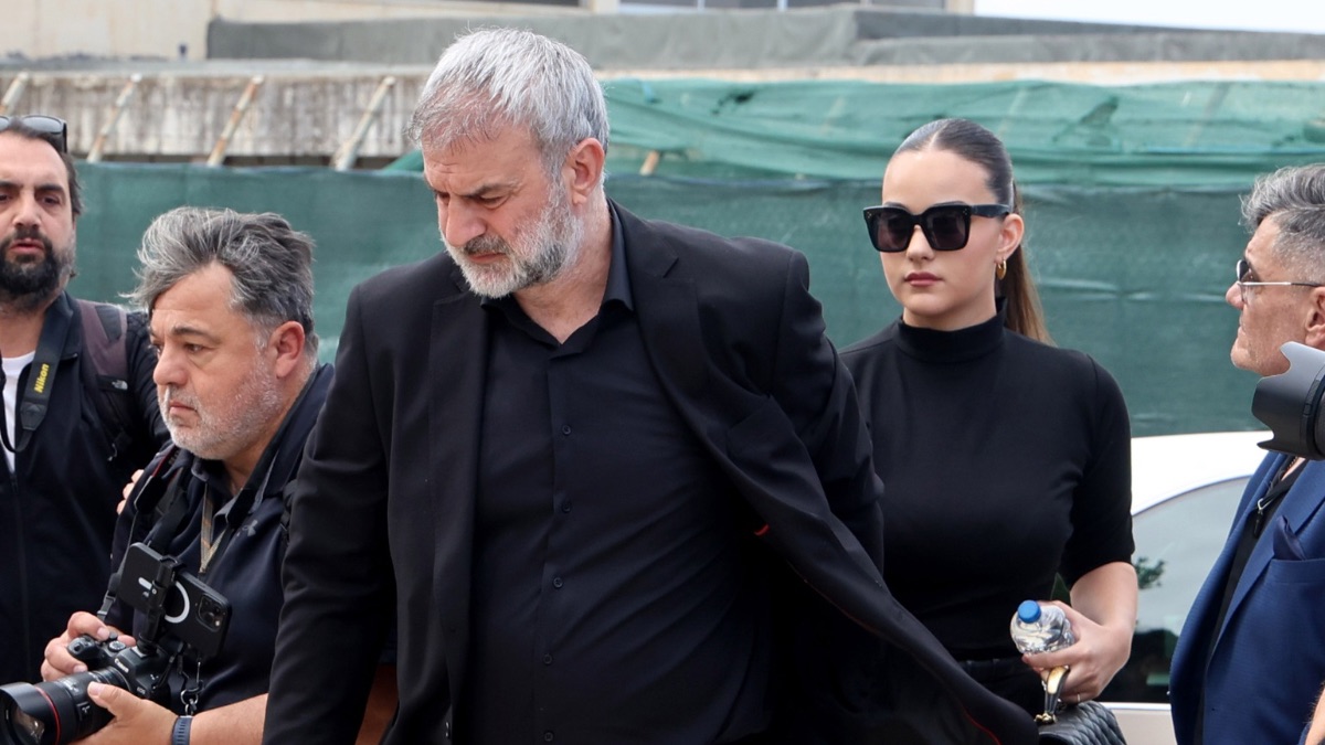 Το τελευταίο «αντίο» στη Γωγώ Μαστροκώστα – Ο Τραϊανός Δέλλας έφτασε στην κηδεία μαζί με την κόρη τους, Βικτώρια