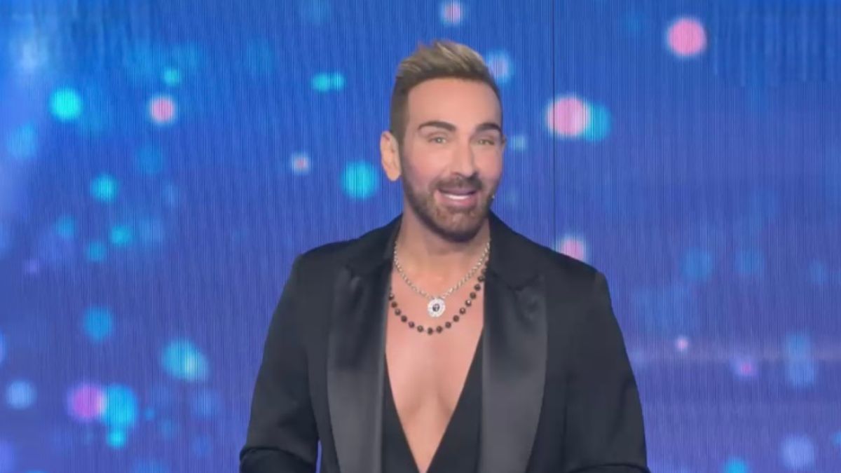 J2US: Το 10o live ξεκίνησε με ενέργεια και έντονο παλμό από τον Νίκο Κοκλώνη