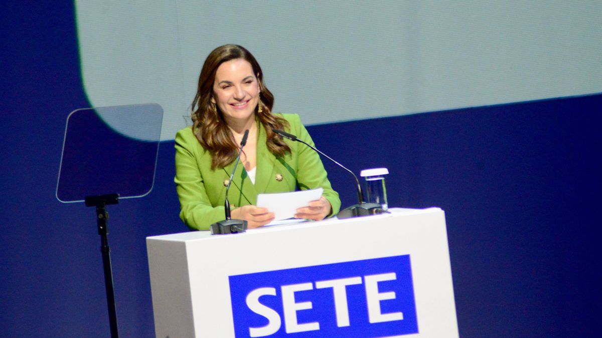 Όλγα Κεφαλογιάννη: Η στιλιστική εμφάνιση με έντονο ανοιξιάτικο χρώμα που συζητήθηκε