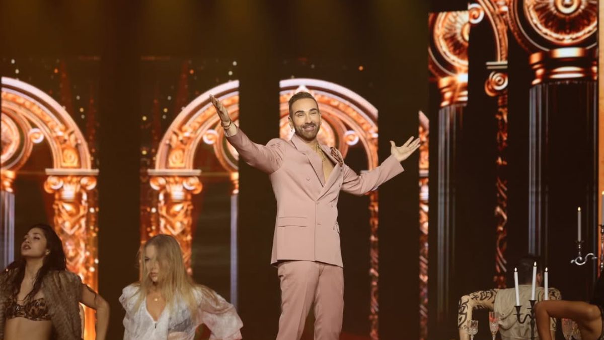 J2US: Με «άρωμα» Eurovision ξεκίνησε ο ημιτελικός με τον Νίκο Κοκλώνη να εντυπωσιάζει