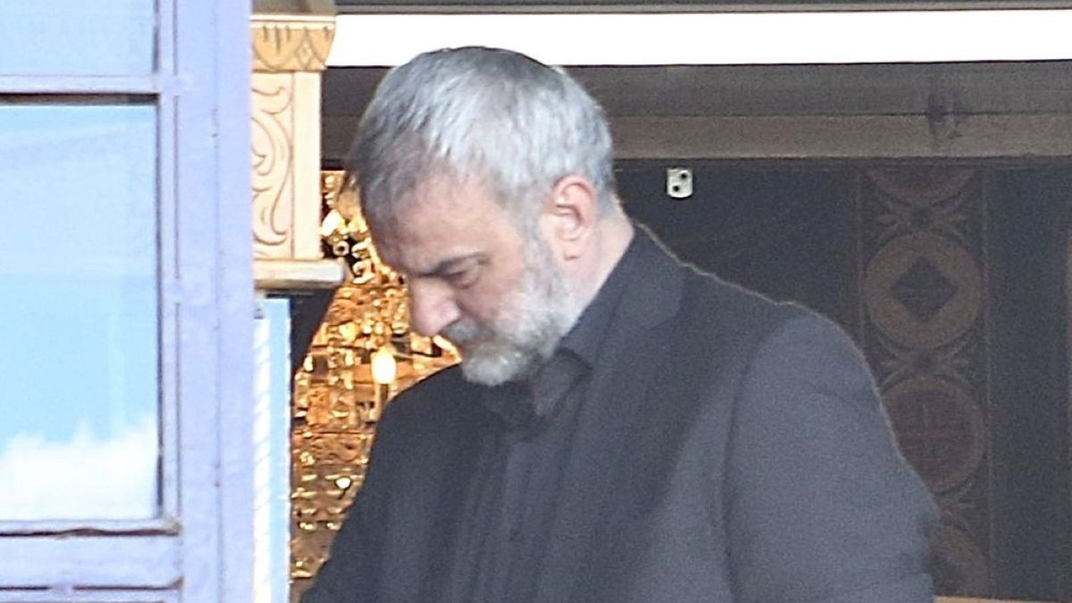 Συντετριμμένος ο Τραϊανός Δέλλας στο τελευταίο «αντίο» στη Γωγώ Μαστροκώστα