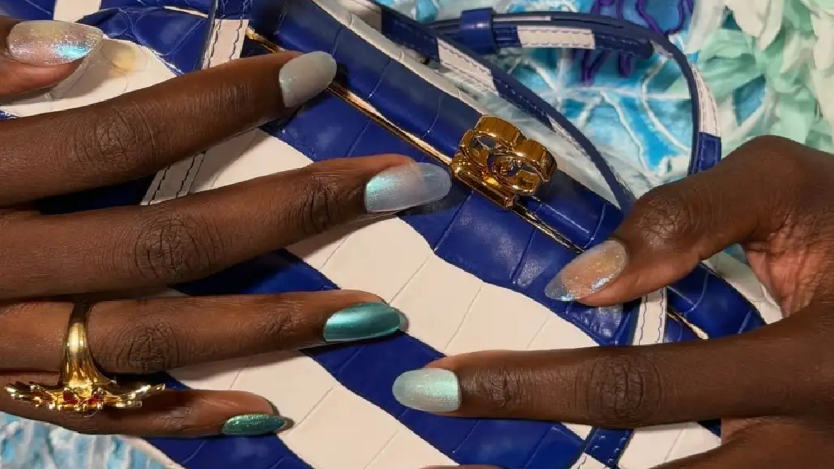 Rainbow Fish Nails: Η ιριδίζουσα τάση στο μανικιούρ για το Καλοκαίρι 2026 που θα αναδείξει τα νύχια σας