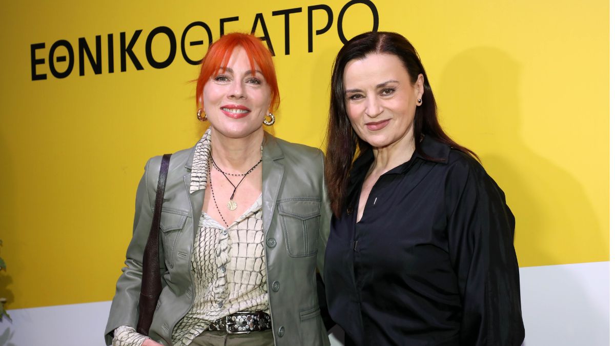 Σμαράγδα Καρύδη – Καρυοφυλλιά Καραμπέτη: Δύο ισχυρές παρουσίες, με στυλ και φινέτσα σε θεατρική εκδήλωση