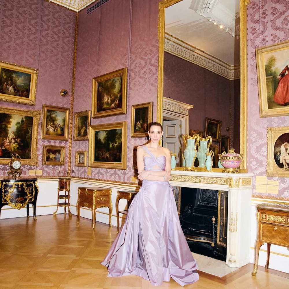 φόρεσε το πιο θεατρικό