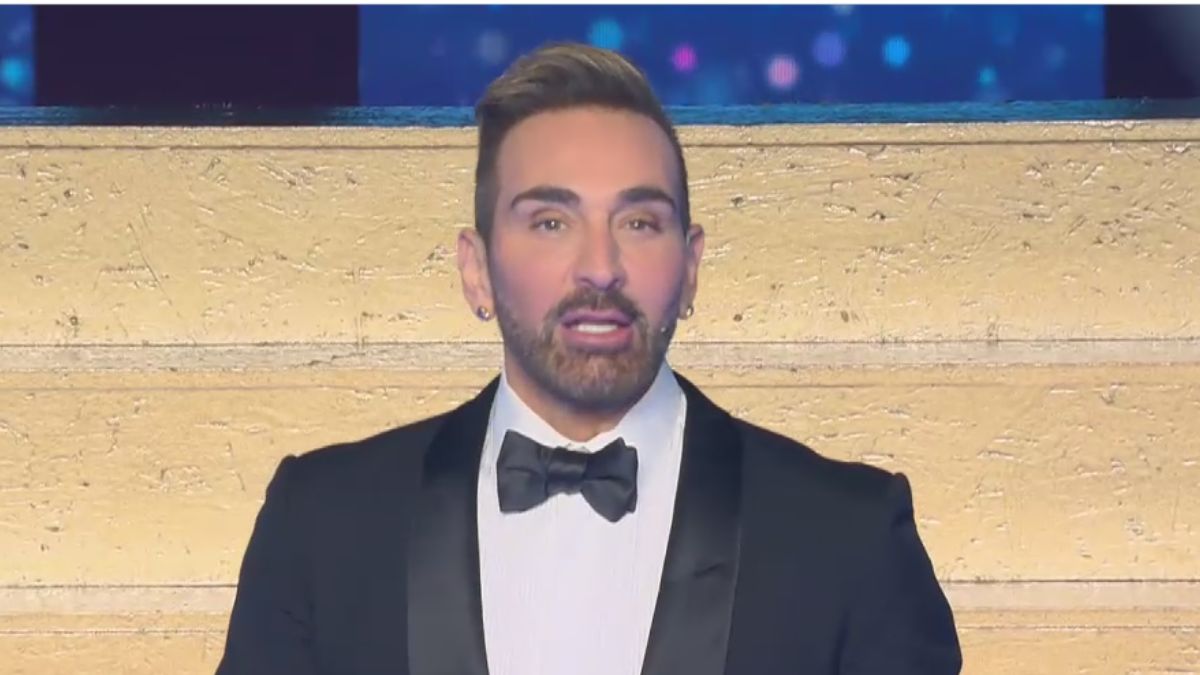 J2US – Μεγάλος Τελικός: Εντυπωσιακή έναρξη με τον Νίκο Κοκλώνη να δίνει το δικό του «ρεσιτάλ ερμηνείας»