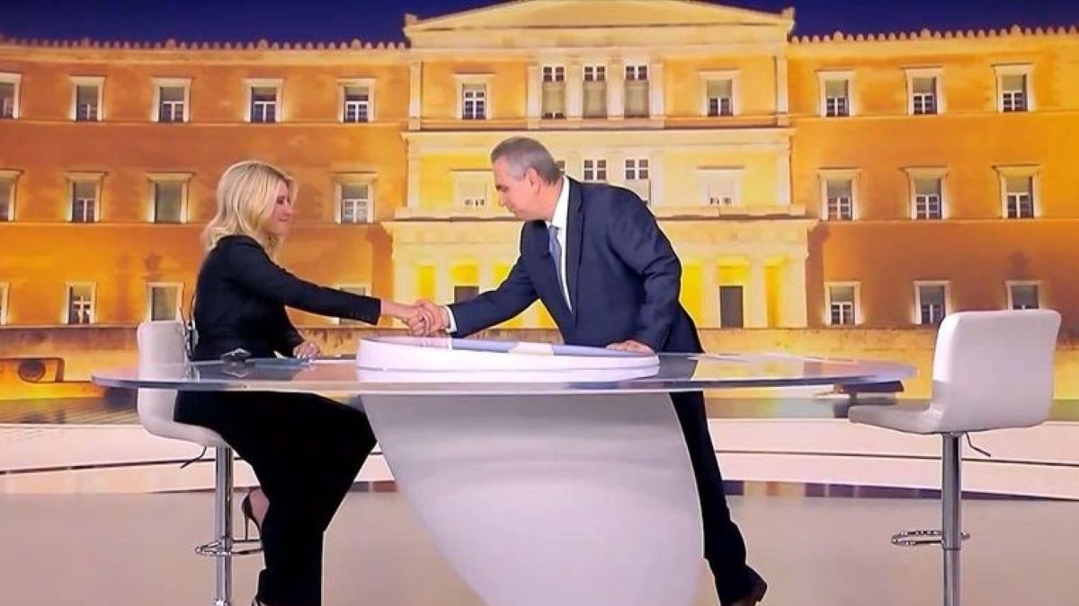 Συγκίνηση στο τελευταίο δελτίο της Σίας Κοσιώνη στον ΣΚΑΪ – Η κίνηση του Βασίλη Χιώτη on air