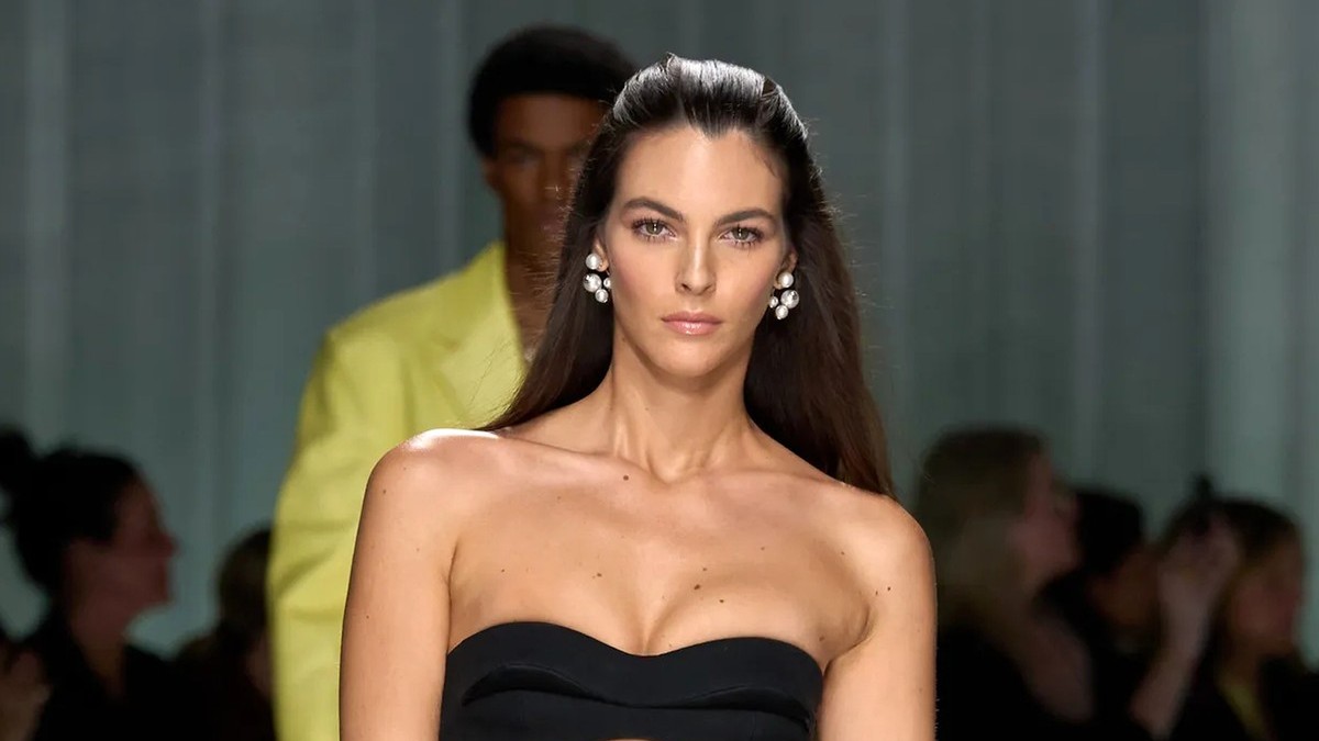 Rich Skin Girl: Πώς θα υιοθετήσετε τη νέα τάση στο μακιγιάζ που «σβήνει» τη θαμπή επιδερμίδα