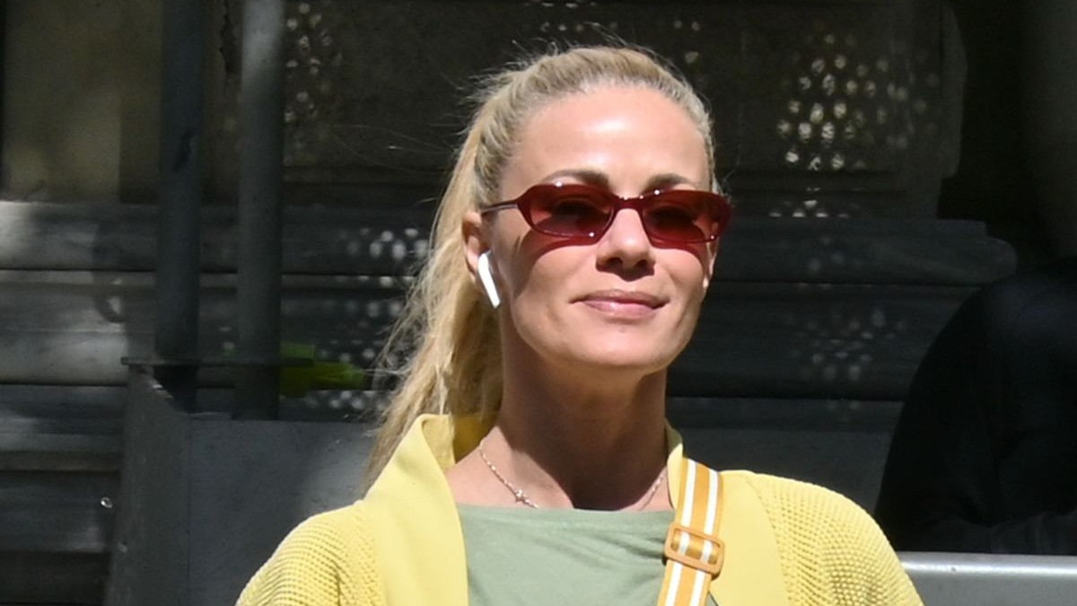 Ζέτα Μακρυπούλια: Το casual chic look στο κέντρο της Αθήνας με pastel αποχρώσεις