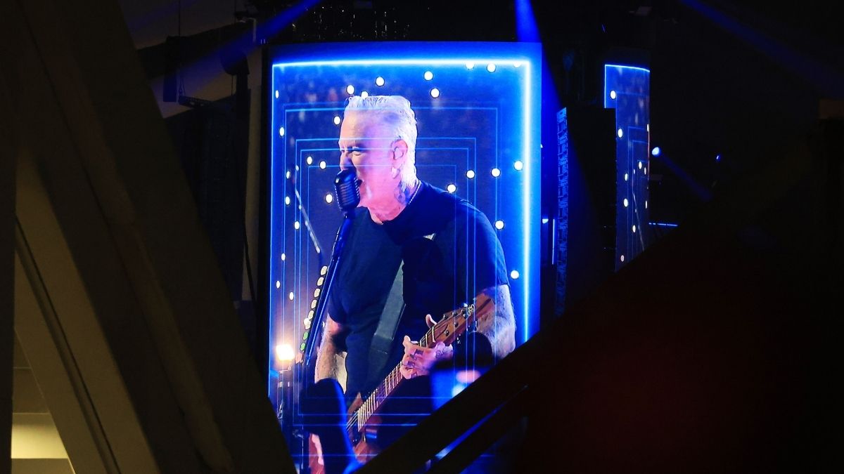 Metallica: Σείστηκε το στάδιο του ΟΑΚΑ με 80.000 θεατές – Viral έγινε το συρτάκι του «Ζορμπά» του Μίκη Θεοδωράκη