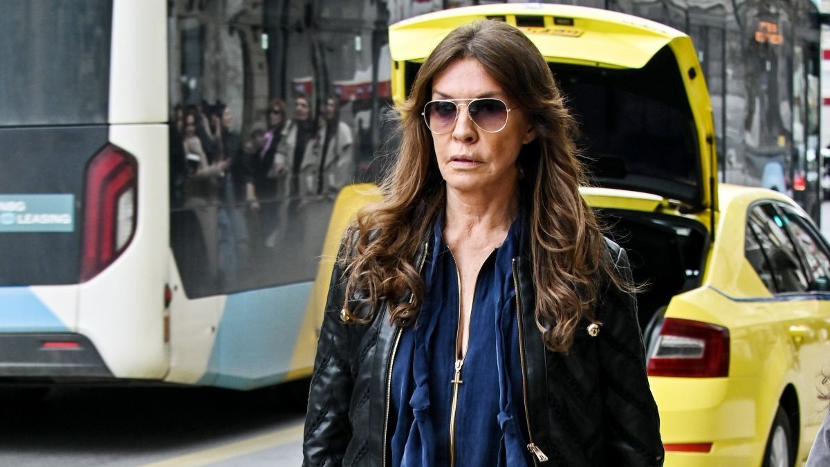Βάνα Μπάρμπα: Casual chic εμφάνιση στο κέντρο της Αθήνας με denim και δερμάτινο jacket