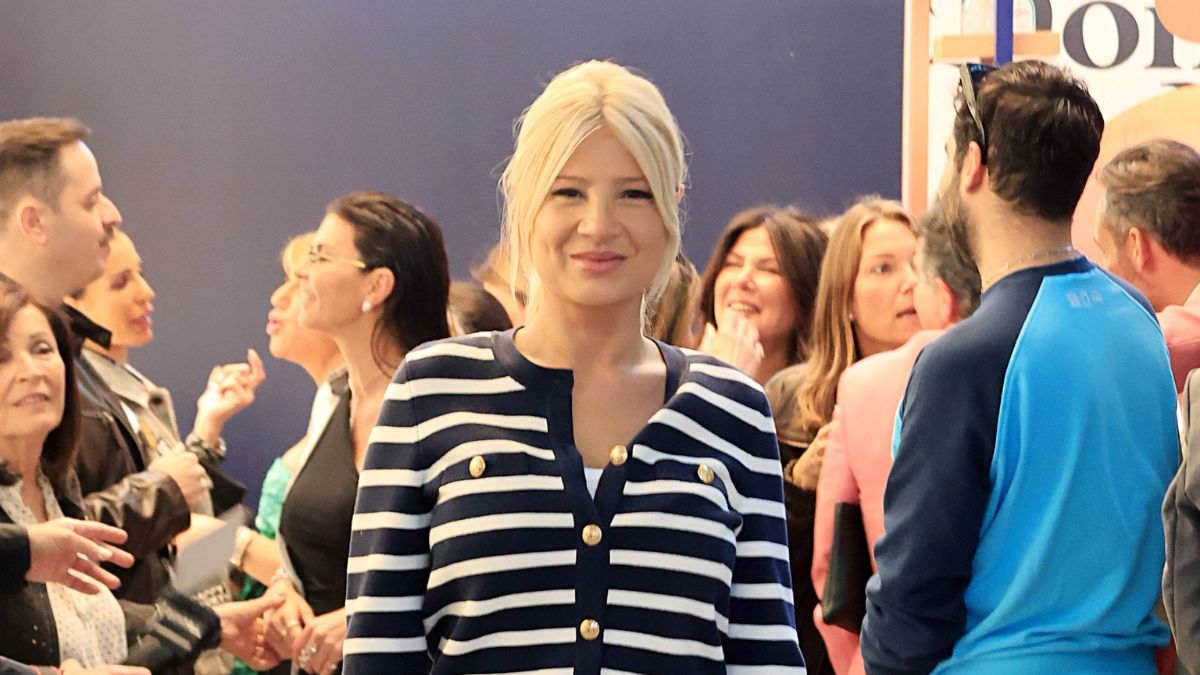 Φαίη Σκορδά: Η navy chic εμφάνισή της που κέρδισε τις εντυπώσεις σε βραδινή εκδήλωση