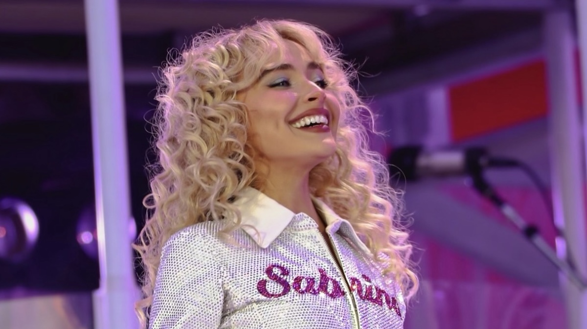 Sabrina Carpenter: Τα κρόσσια πρωταγωνιστούν ή απλώς συμμετέχουν στα look της