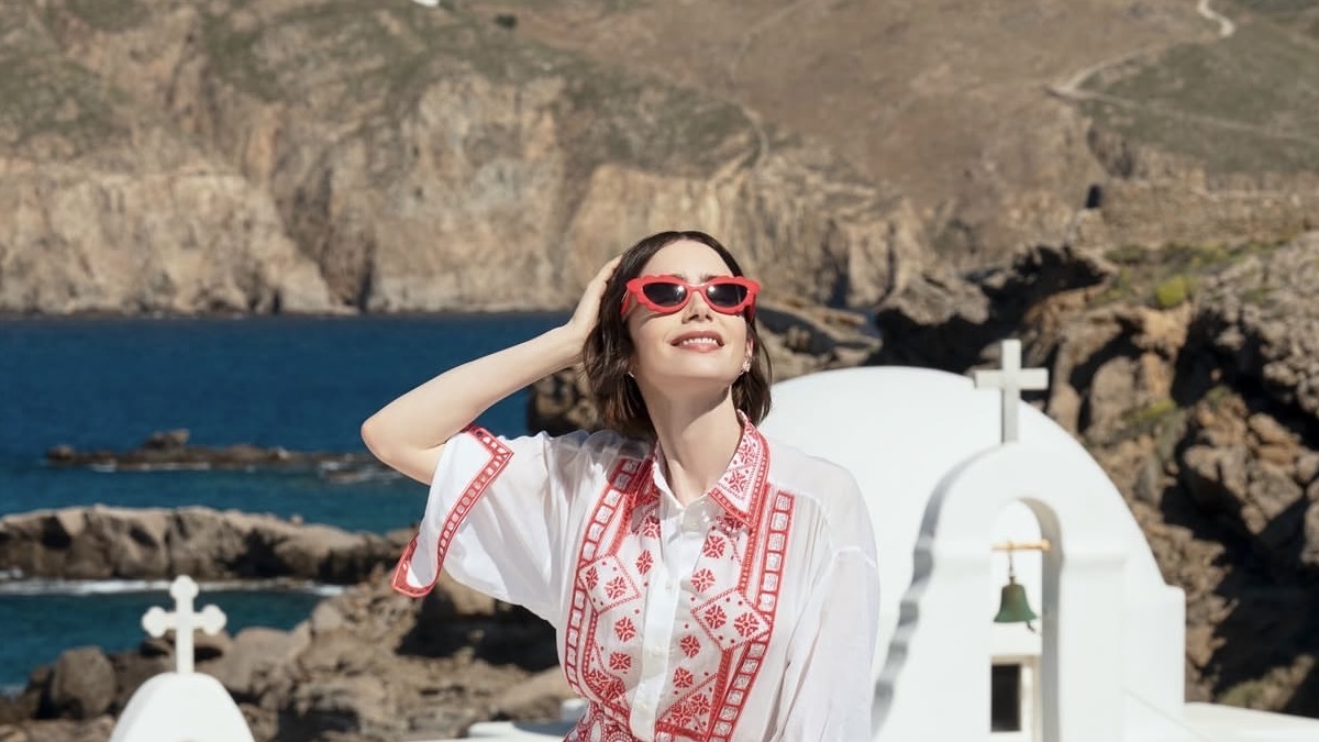 Η Lily Collins έφερε άρωμα Ελλάδας στο Instagram