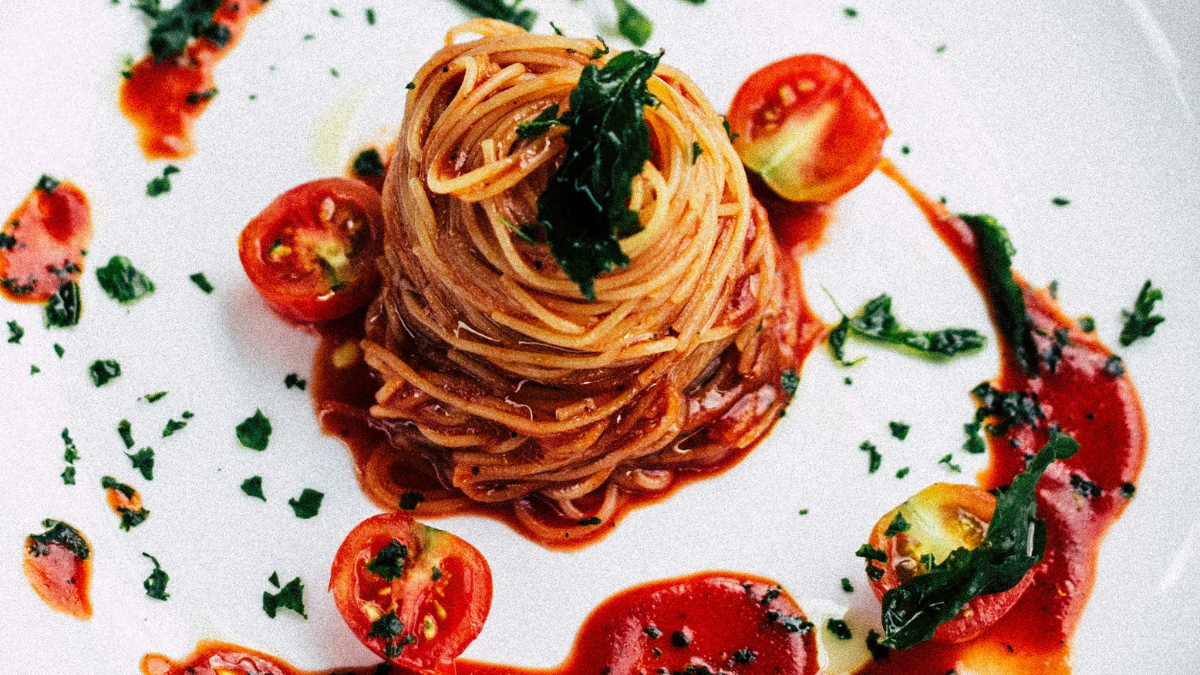 Καλοκαιρινό σπιτικό comfort food: Ζυμαρικά με λεμόνι, κοτόπουλο και βασιλικό