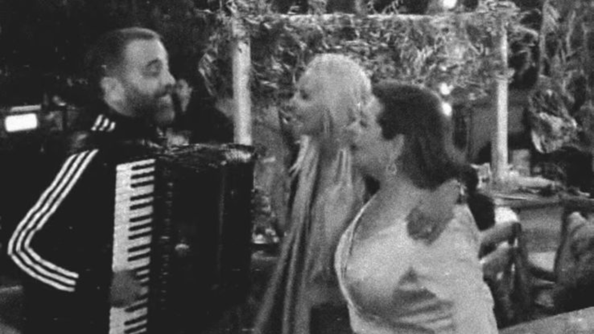 Βίκυ Σταυροπούλου – Μαρία Μπεκατώρου: «Η ζωή είναι ωραία!» – Το απολαυστικό στιγμιότυπο που τραγουδάνε μαζί στον γάμο της Δανάης Μπάρκα!