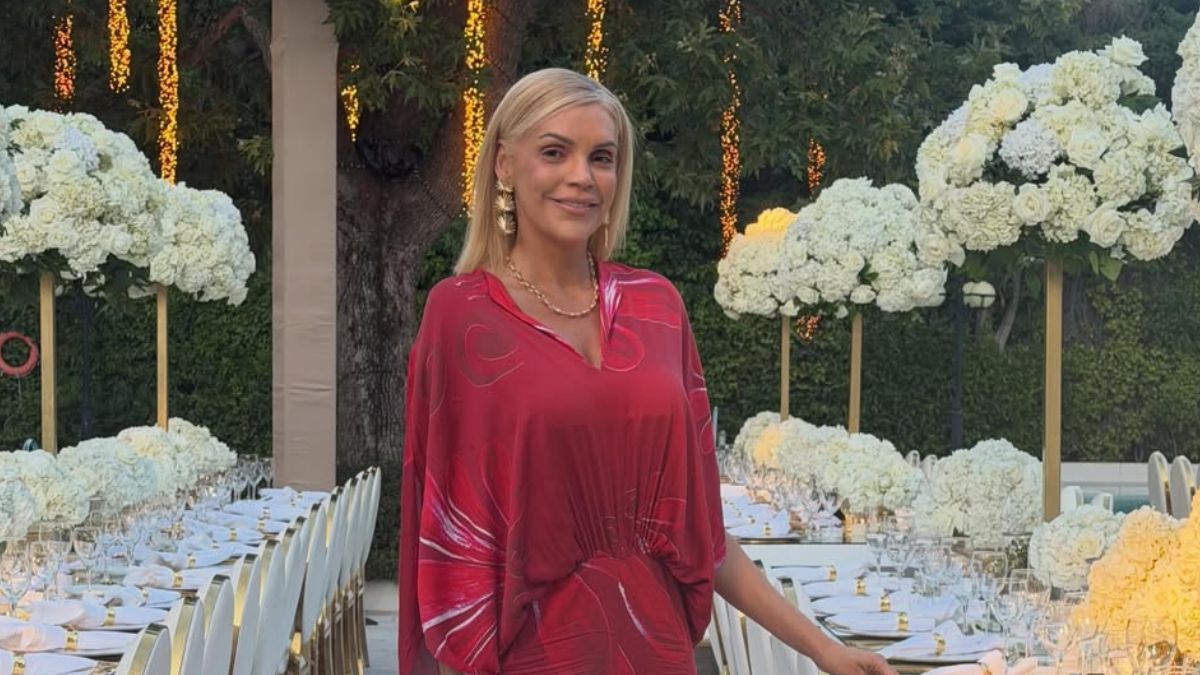 Σάσα Σταμάτη: Το κομψό summer chic look στη λαμπερή δεξίωση γάμου