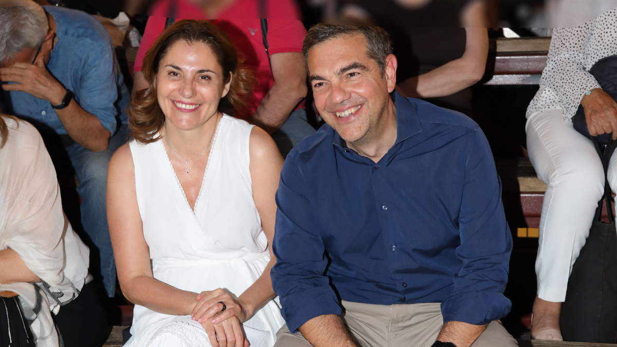 Αλέξης Τσίπρας – Μπέττυ Μπαζιάνα: Σπάνια έξοδος για το ζευγάρι στο Θέατρο Λυκαβηττού