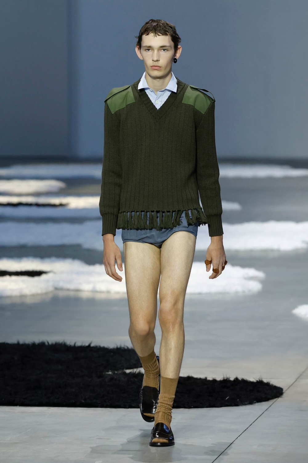 Military jacket και loafers
