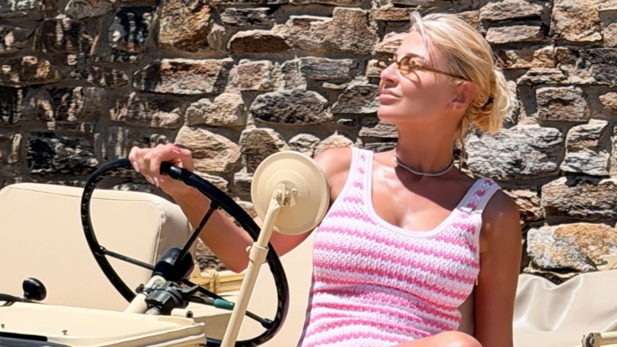 Φαίη Σκορδά: Ξεκίνησε τις καλοκαιρινές της διακοπές στην Αντίπαρο