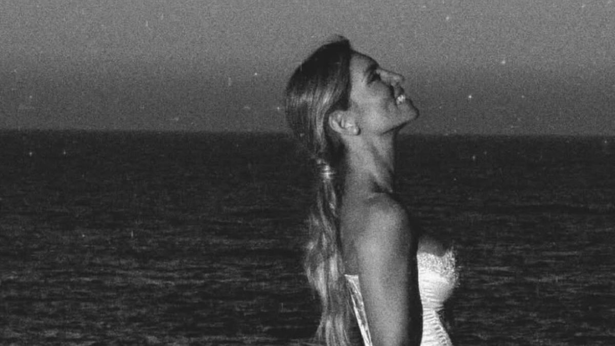 Αθηνά Οικονομάκου – Μπρούνο Τσερέλα: Η ιδιαίτερη δημιουργία της δια χειρός Σίλιας Κριθαριώτη που επέλεξε για το γάμο της