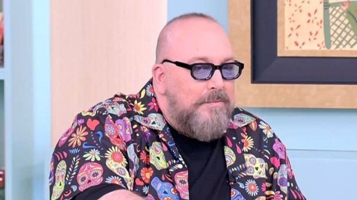 Γιώργος Αλκαίος: «Συνειδητοποίησα πάρα πολύ νωρίς ότι αυτό εδώ που ζούμε, που γίνεται όλο και χειρότερο, δεν σε παίρνει για οικογένεια»