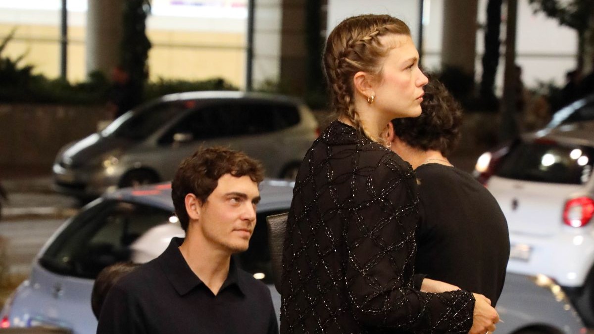 Κλέλια Ανδριολάτου: Στο πλευρό του αγαπημένου της, Μπάμπη Τσαούσογλου σε θεατρική έξοδο