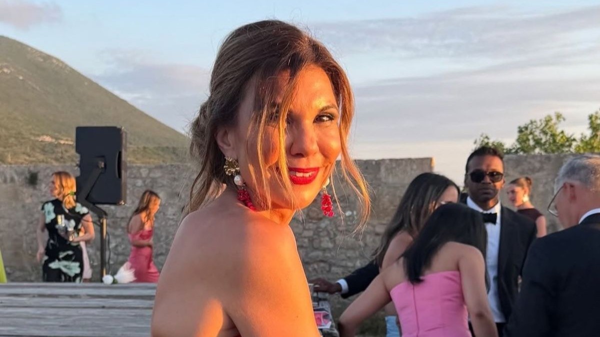 Κατερίνα Κικίλια: Η κομψή εμφάνιση της αδελφής του Βασίλη Κικίλια με κόκκινο φόρεμα στον γάμο της Αμαλίας Κωστοπούλου