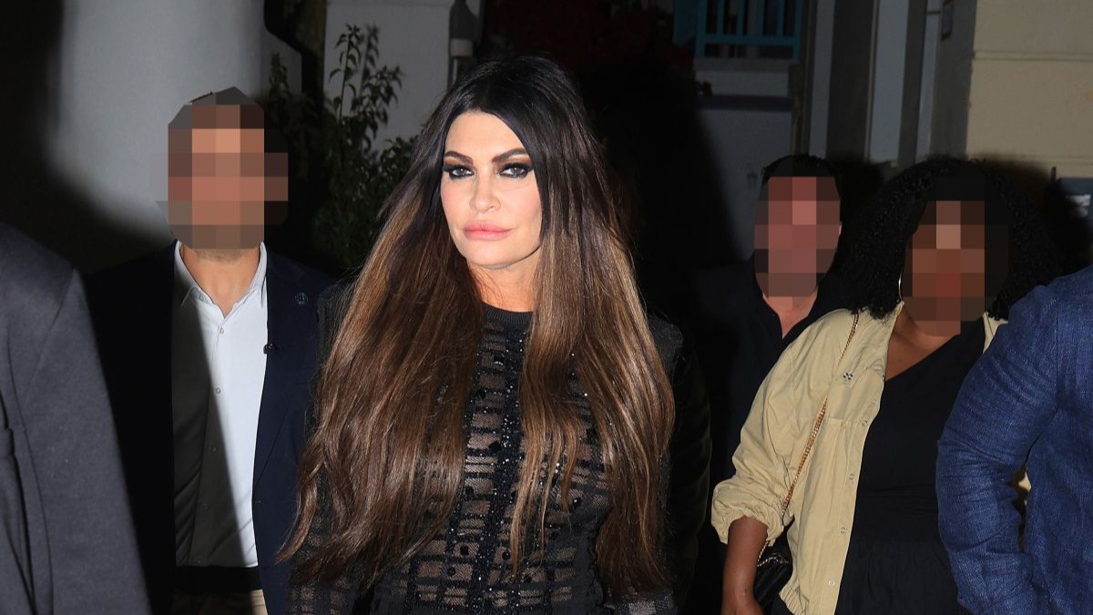 Κίμπερλι Γκίλφοϊλ: Με little black dress στα σοκάκια της Μυκόνου