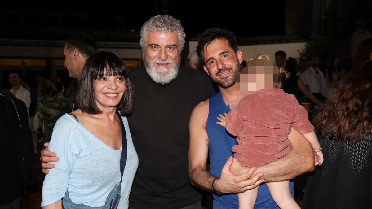 Γιώργος Λιβάνης: Αγκαλιά με τον γιο του, Γεράσιμο στην πρόβα τζενεράλε του «Του Αγοριού Απέναντι»
