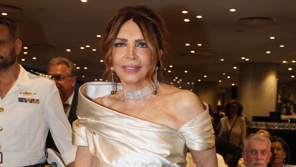 Μιμή Ντενίση: Η κομψή και διαχρονική εμφάνιση στην πρεμιέρα του docudrama