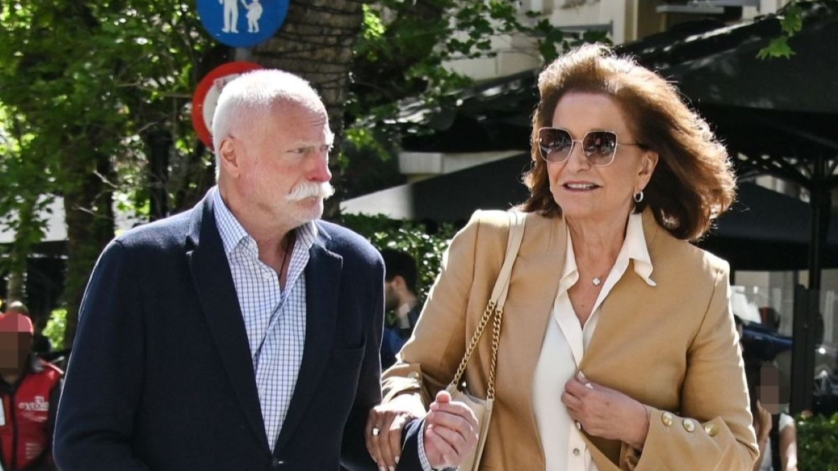 Ντόρα Μπακογιάννη: Χαλαρή βόλτα στο κέντρο της Αθήνας με κομψό neutral look
