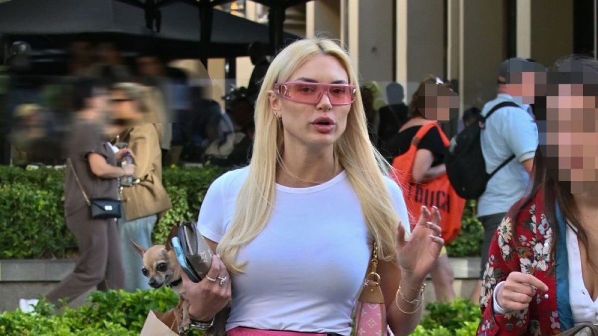 Αλεξάνδρα Παναγιώταρου: Το city look με τη μίνι φούστα που ξεχώρισε