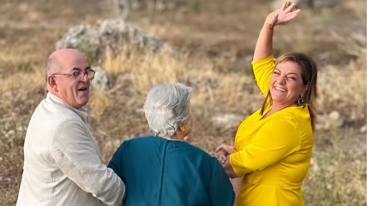 Γάμος Δανάης Μπάρκα: Η οικογενειακή φωτογραφία της Βίκυς Σταυροπούλου με τη μητέρα της και τον Νώντα Μπάρκα