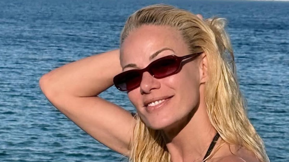 Ζέτα Μακρυπούλια: Οι χαλαρές πόζες δίπλα στο κύμα και το ιδιαίτερο μήνυμά της για το φετινό καλοκαίρι