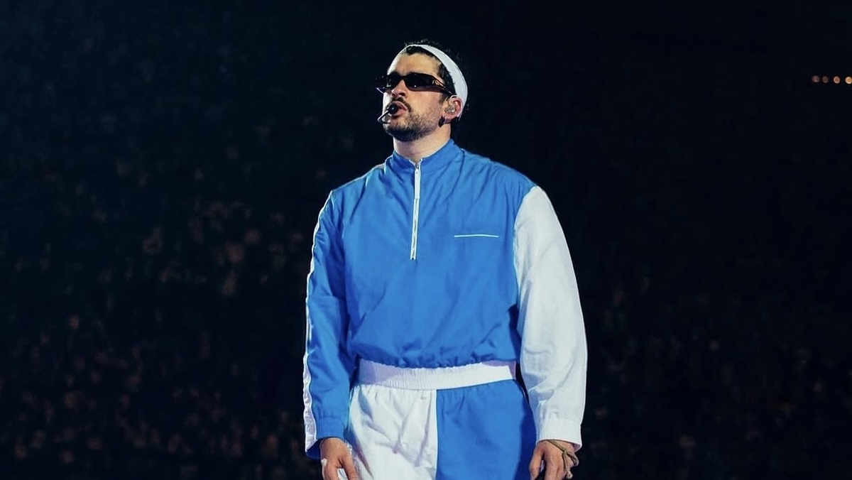 Ο Bad Bunny επέλεξε ένα unisex look με την υπογραφή Jacquemus