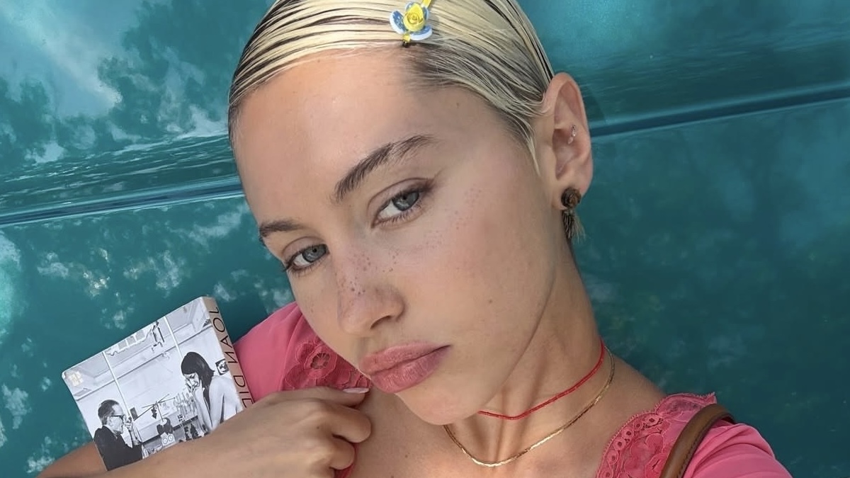 Iris Law: Το στιλ της μας βοηθά να καταλάβουμε τη μελλοντική εικόνα της μόδας