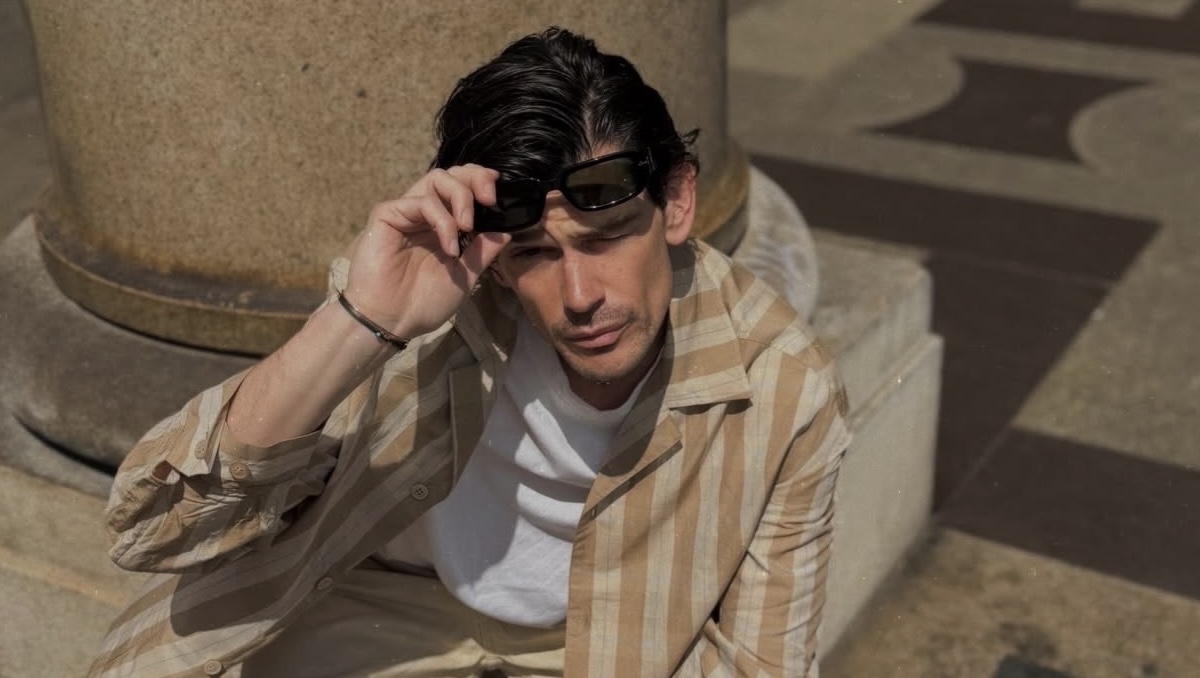 Πλάτωνας Παπαγιαννόπουλος: Ένας σιωπηλός fashion worker με ολοκληρωτικά επιμελημένο look