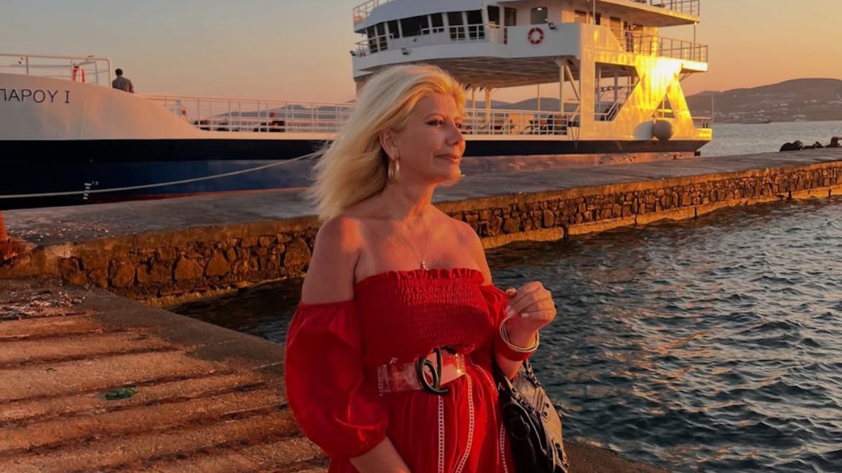 Ζήνα Κουτσελίνη: Ξεκίνησε τις διακοπές της από την Αντίπαρο
