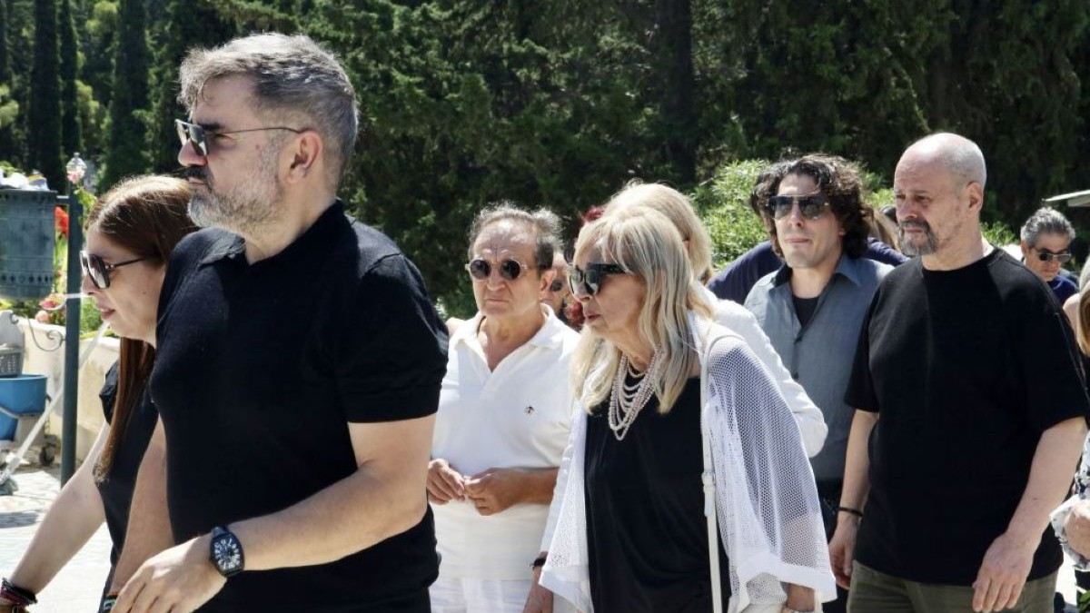 Το τελευταίο «αντίο» στην Τζένη Ζαχαροπούλου – Συγγενείς, φίλοι και συνάδελφοι την αποχαιρέτησαν