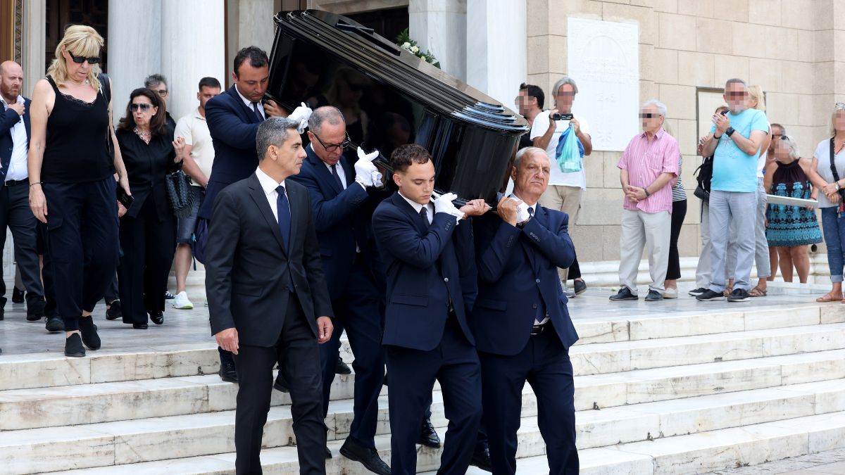 Μάρω Κοντού: Συγκίνηση στη Μητρόπολη Αθηνών – Το θερμό χειροκρότημα στην έξοδο της σορού
