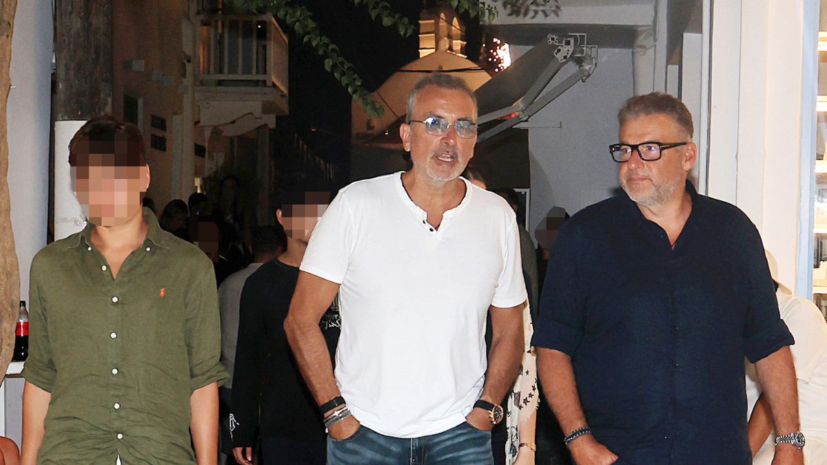 Γιώργος Λιάγκας: Καλοκαιρινές στιγμές με τον γιο του, Γιάννη, στα σοκάκια της Μυκόνου