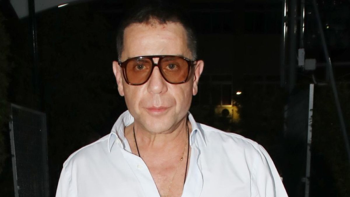Γιώργος Μαζωνάκης: Βραδινή έξοδος στο Θέατρο Άλσος – Η εμφάνιση στο live του Σάκη Ρουβά