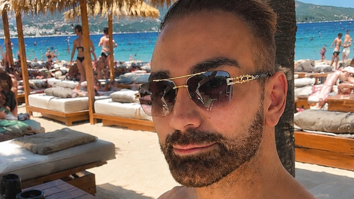 Νίκος Κοκλώνης: Απολαμβάνει το μπάνιο στη θάλασσα σε ένα διάλειμμα από τις επαγγελματικές του υποχρεώσεις