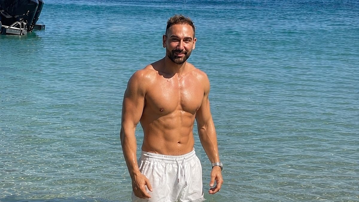 Νίκος Κοκλώνης: Πόζαρε με φόντο το απέραντο γαλάζιο της Μυκόνου και έστειλε ένα μήνυμα που μιλά για την αληθινή ευτυχία
