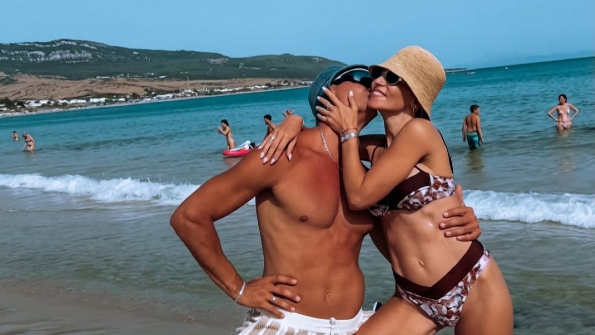 Αθηνά Οικονομάκου – Μπρούνο Τσερέλα: Ρομαντικές στιγμές και θαλάσσια σπορ στις διακοπές τους στην Ισπανία