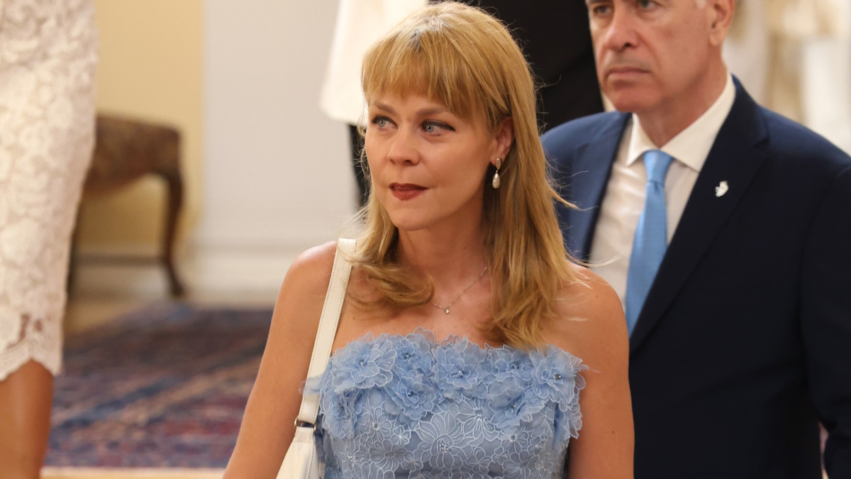 Λένα Παπαληγούρα: Το powder blue φόρεμα που επέλεξε στη δεξίωση για την Αποκατάσταση της Δημοκρατίας είναι η πιο κομψή τάση του καλοκαιριού