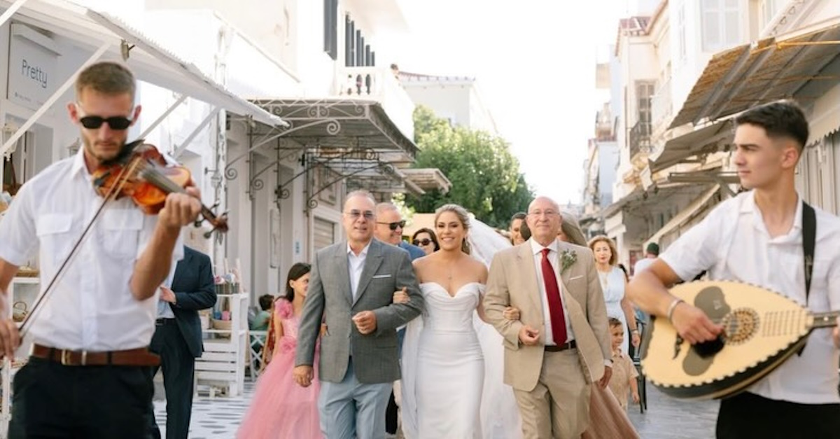 Λαμπερός γάμος στην Άνδρο: Ο Φώτης Σεργουλόπουλος συνόδευσε την ανιψιά του στην εκκλησία