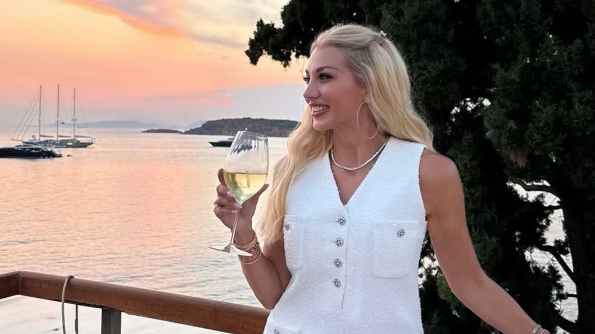 Κωνσταντίνα Σπυροπούλου: Το «μαγικό» ηλιοβασίλεμα στην Αθηναϊκή Ριβιέρα και το total white σύνολο που έκλεψε τις εντυπώσεις